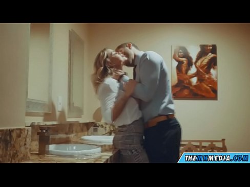 ❤️ Том биетэй шаргал үст таныг нийтийн бие засах газар уруу татах үед ❌ Хөөрхөн порно манайд ❌❤